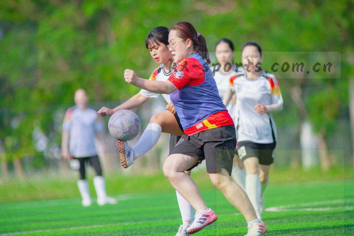 深底上用荧光青线条绘制的积分曲线与概率区间示意图形，不含文字